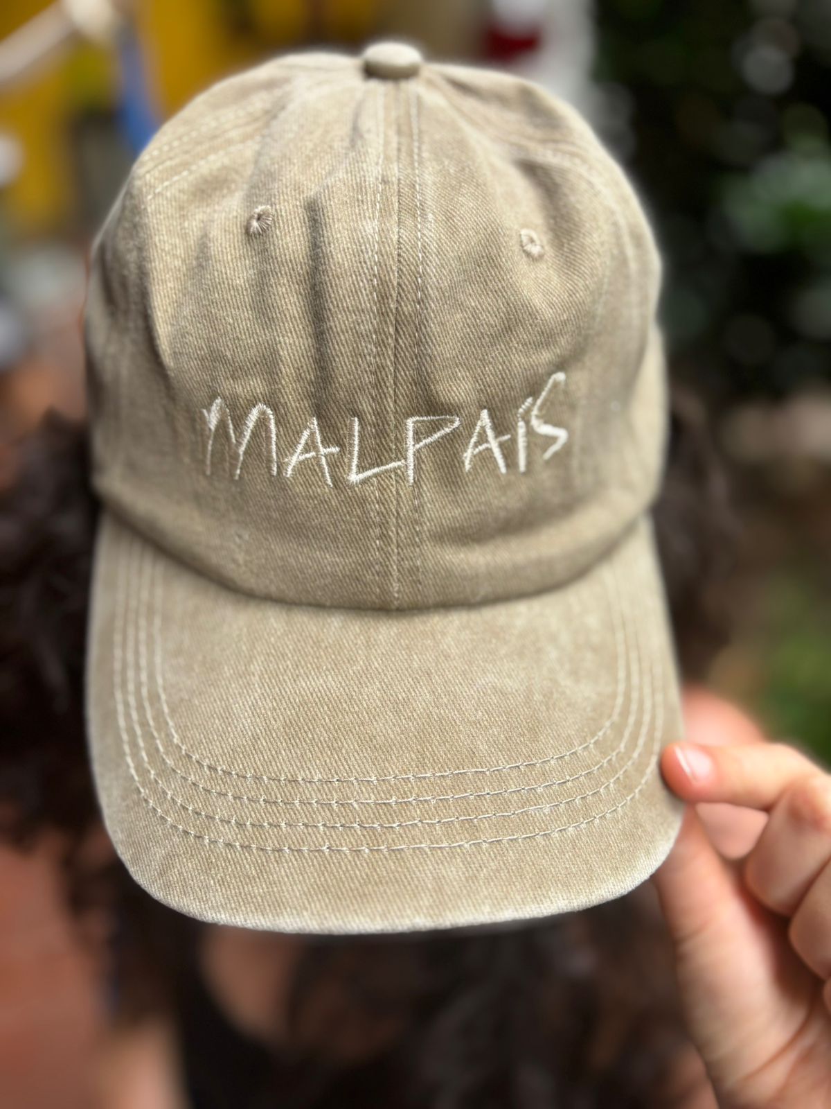 Gorra - Malpaís Dad Hat Beige con letra blanca.